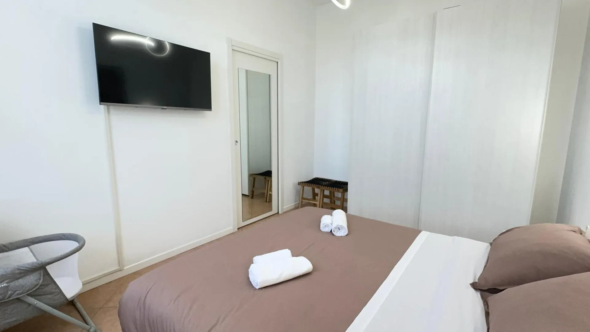 Ferienwohnung 10' Malpensa Airport, Alongside Train Station Casorate Sempione Apartment
